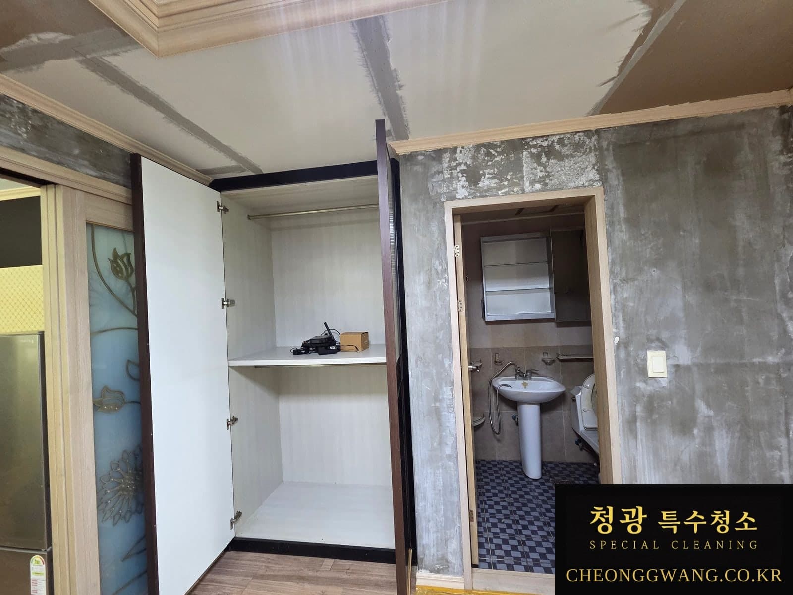 부산 고독사청소 벽지 제거 후 실내 상태