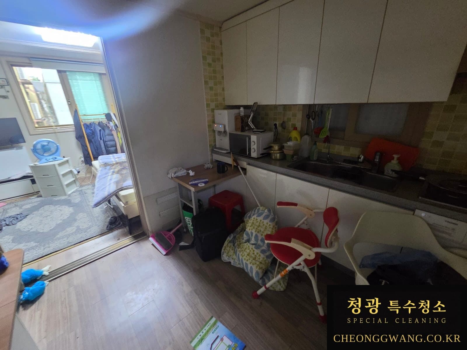 부산 개금 고독사청소 작업 전 주방과 거실