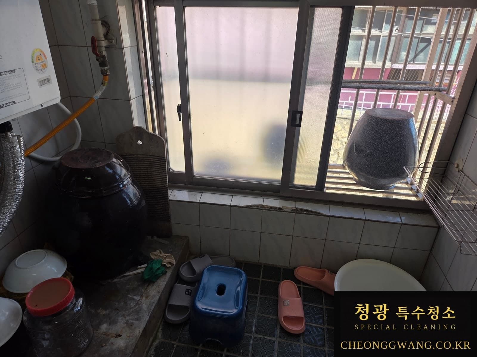 부산 동구 두 세대 유품정리 작업 전 현장 8