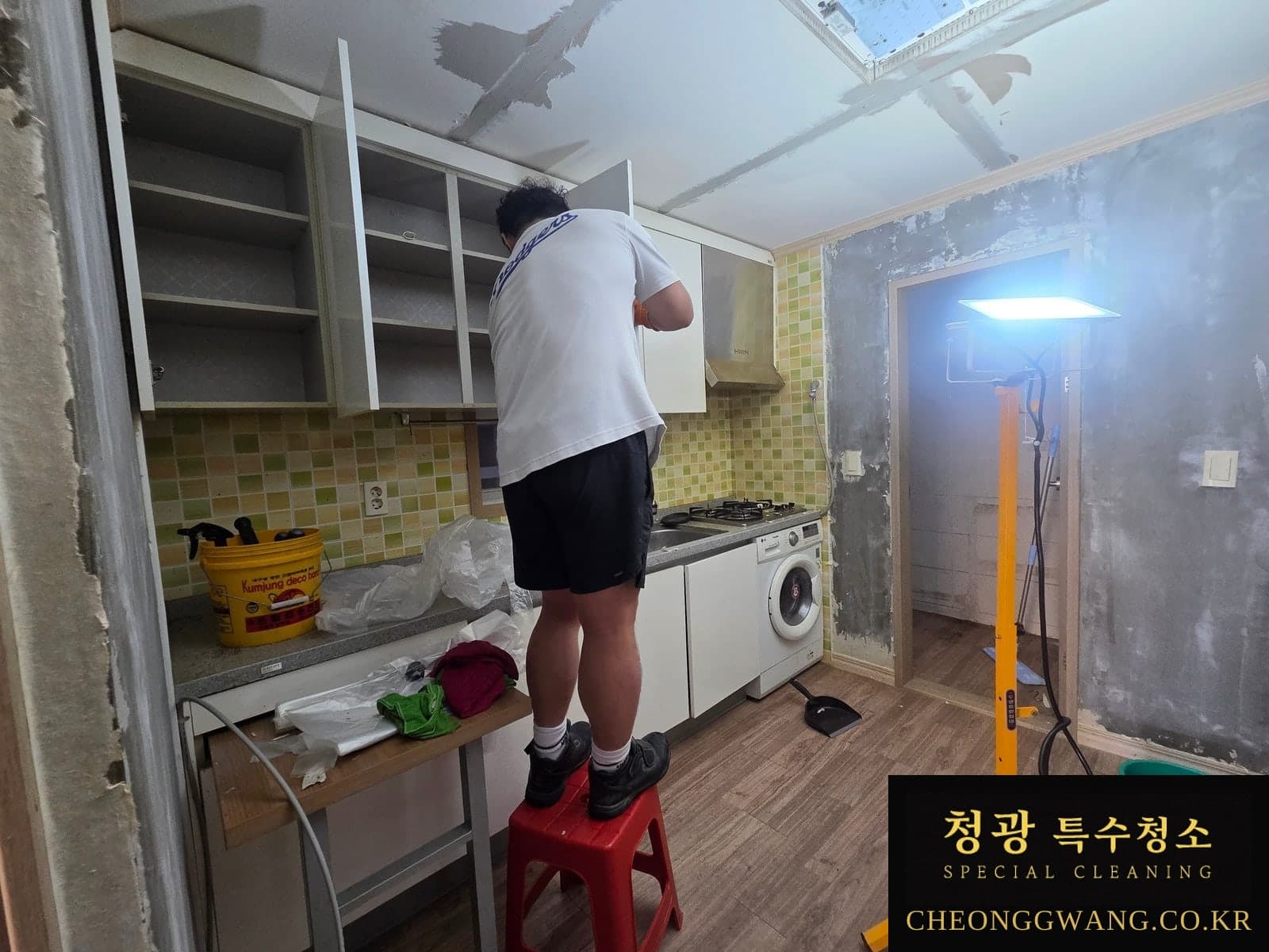 부산 고독사청소 주방 상부장 세척 작업