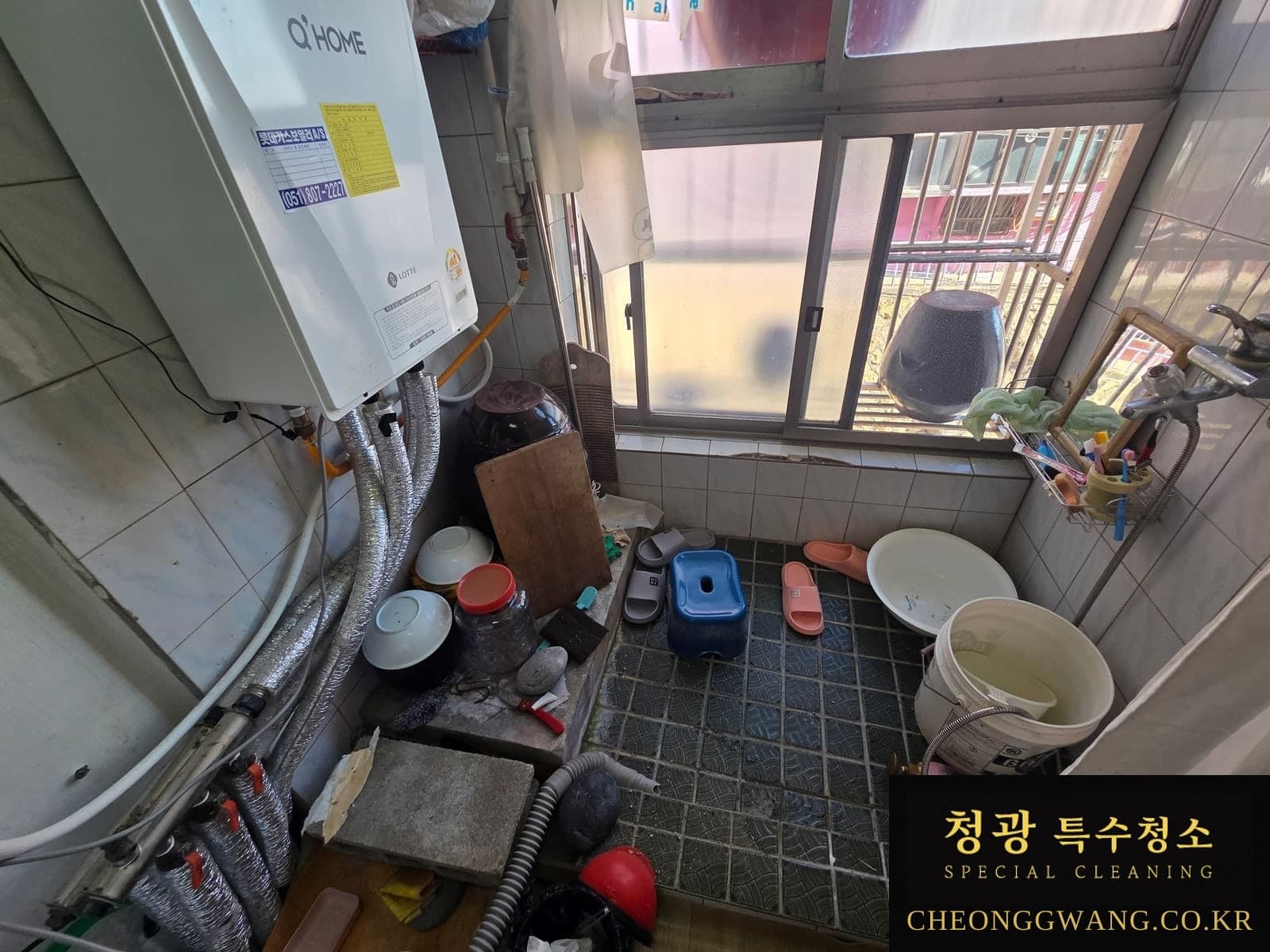 부산 동구 두 세대 유품정리 분류·반출 중 현장 12