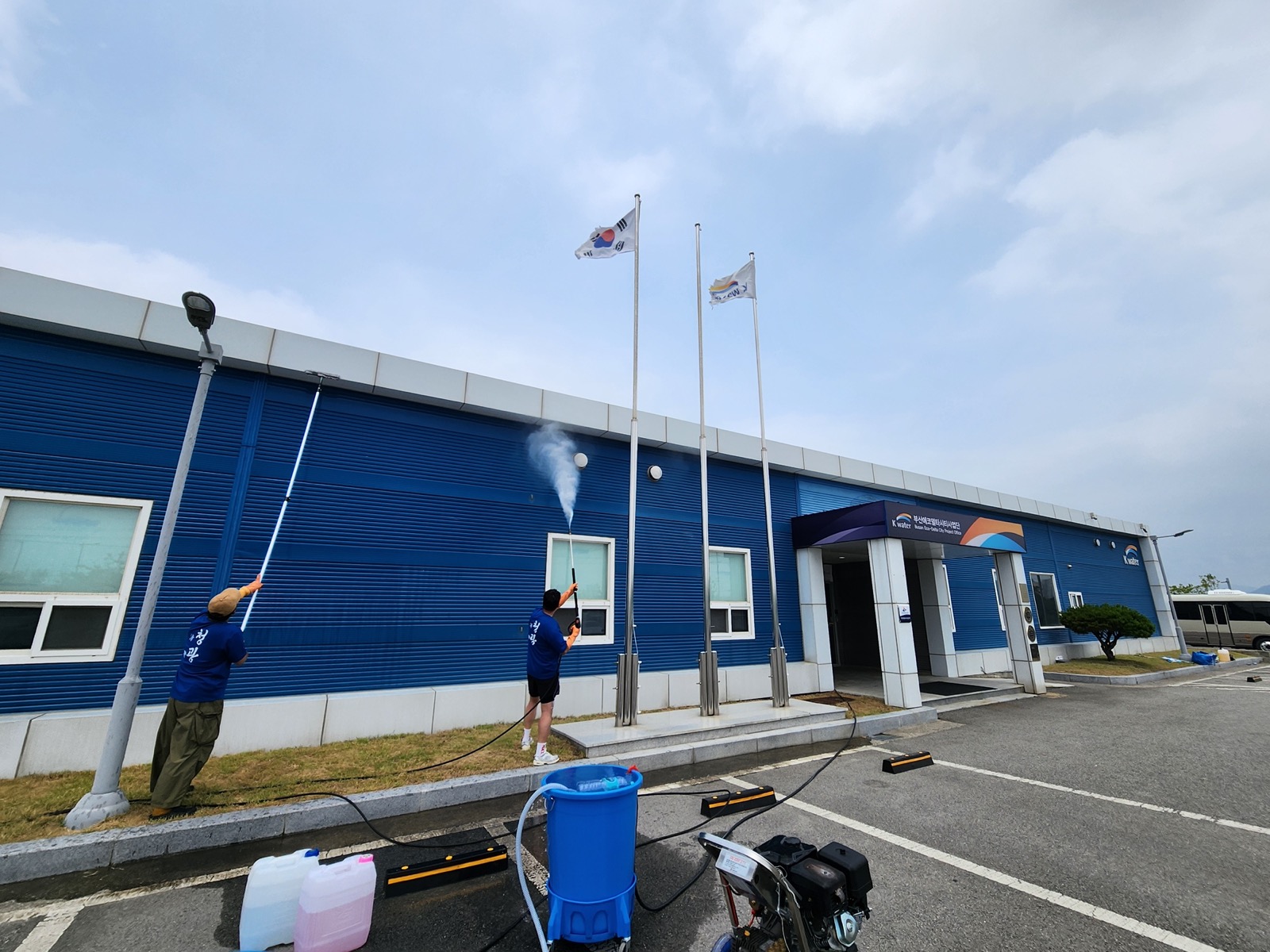 외벽청소 고소작업 현장 이미지